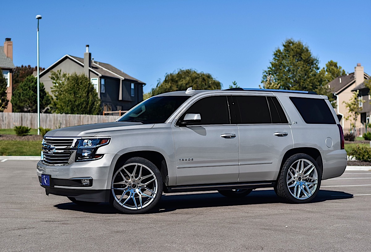 Chevrolet Tahoe with Giovanna Wheels Bogota